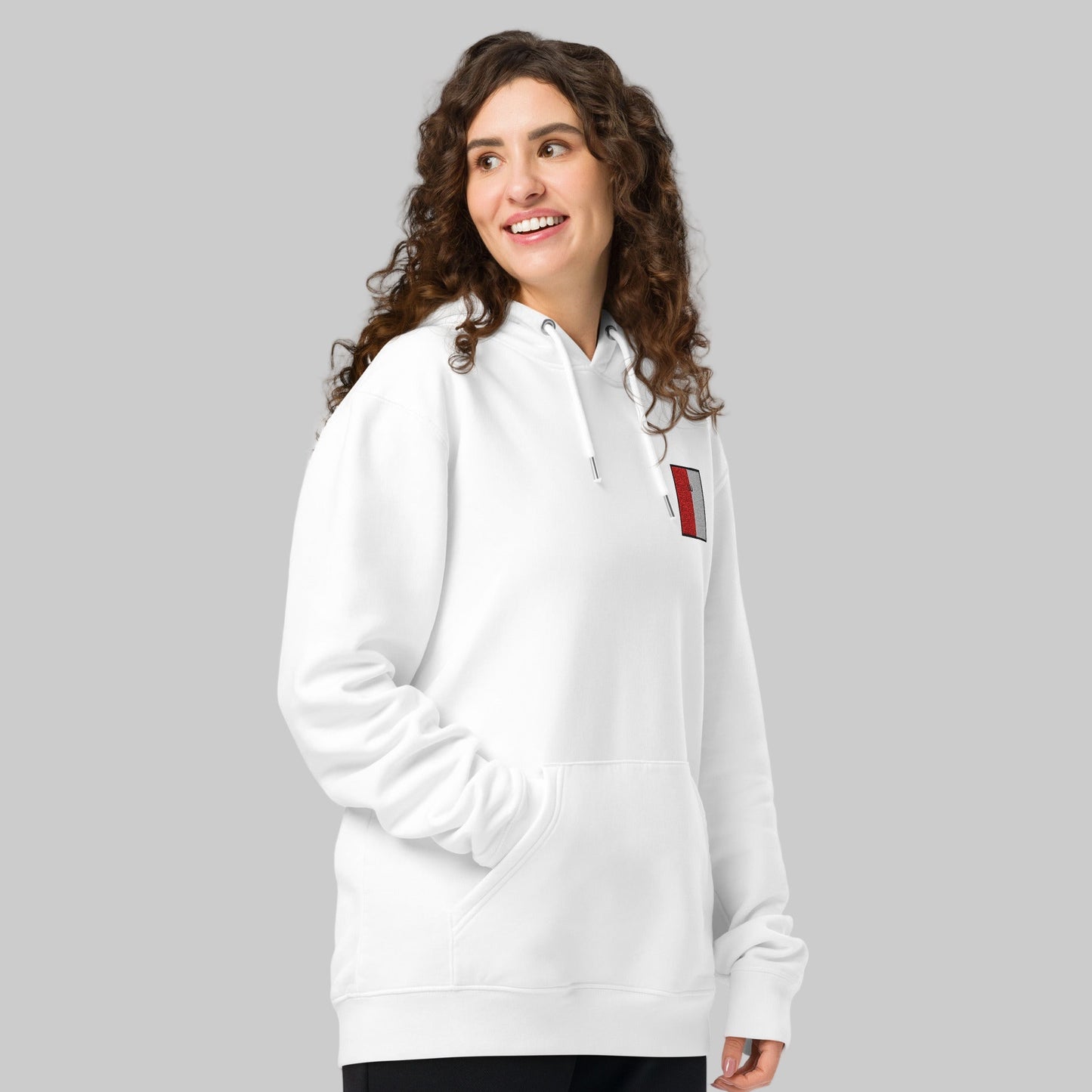 Woman wearing a white hoodie with a LÚ emblem
